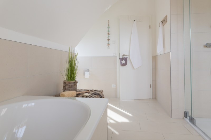 quiet-luxury-ruegenblick21-bad-badewanne