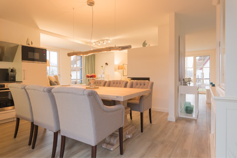 quiet-luxury-ruegenblick21-eichentisch