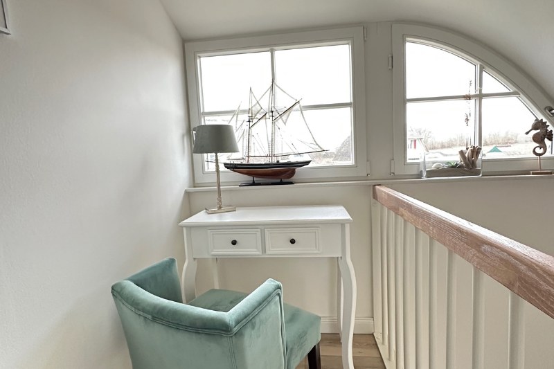 quiet-luxury-ruegenblick21-sekretaer