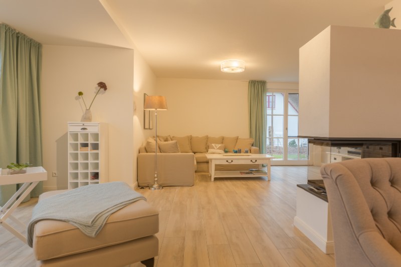 quiet-luxury-ruegenblick21-wohnen-couch-sandfarben